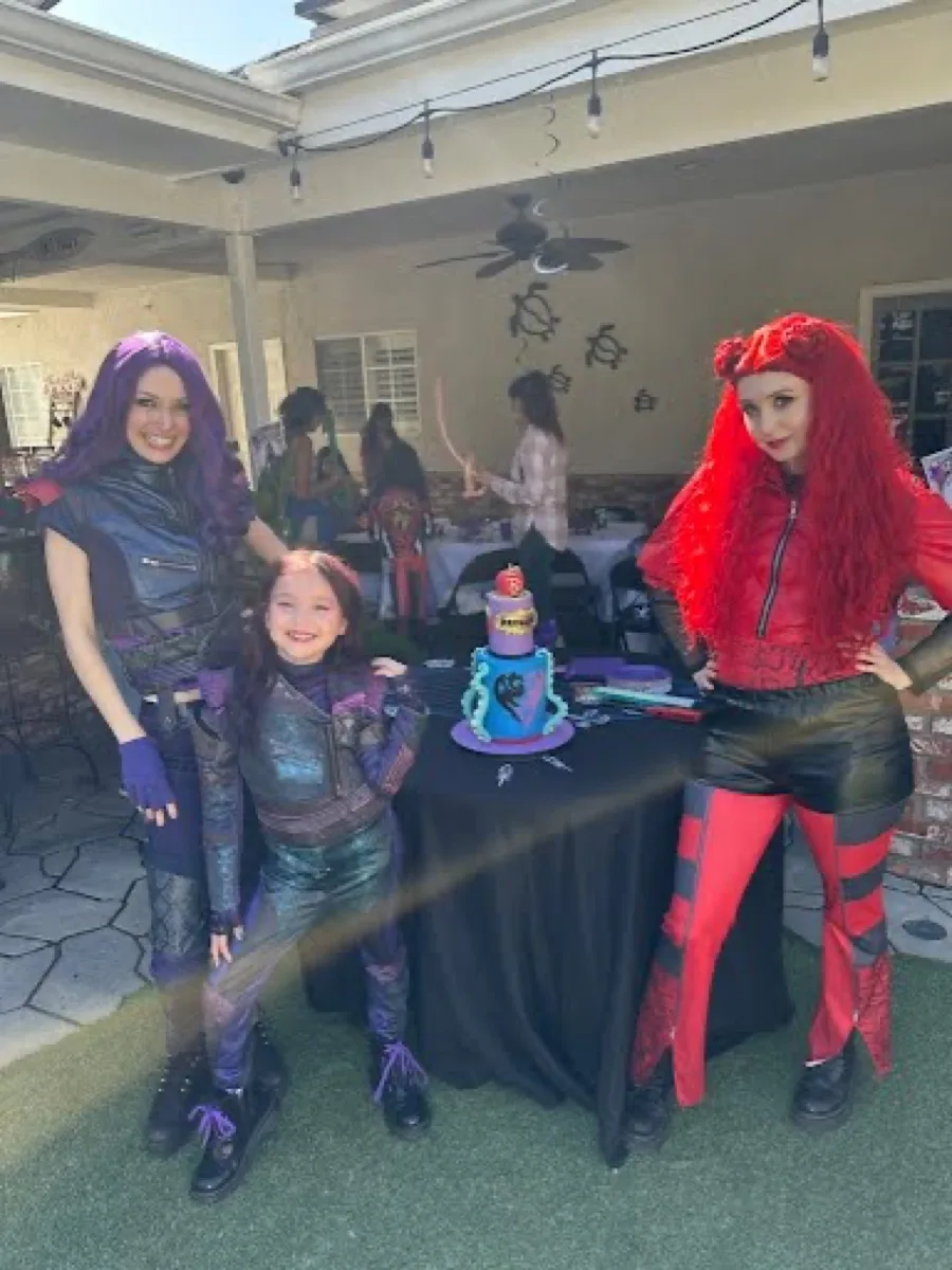 Purple-Haired Sorceress party character photo 3
